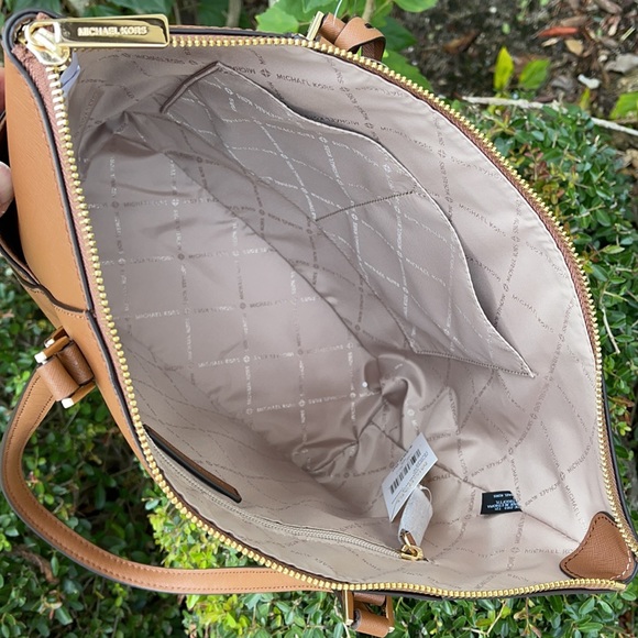 MICHAEL KORS CHARLOTTE LG TOP ZIP TOTE LUGGAGE - Picture 13 of 16